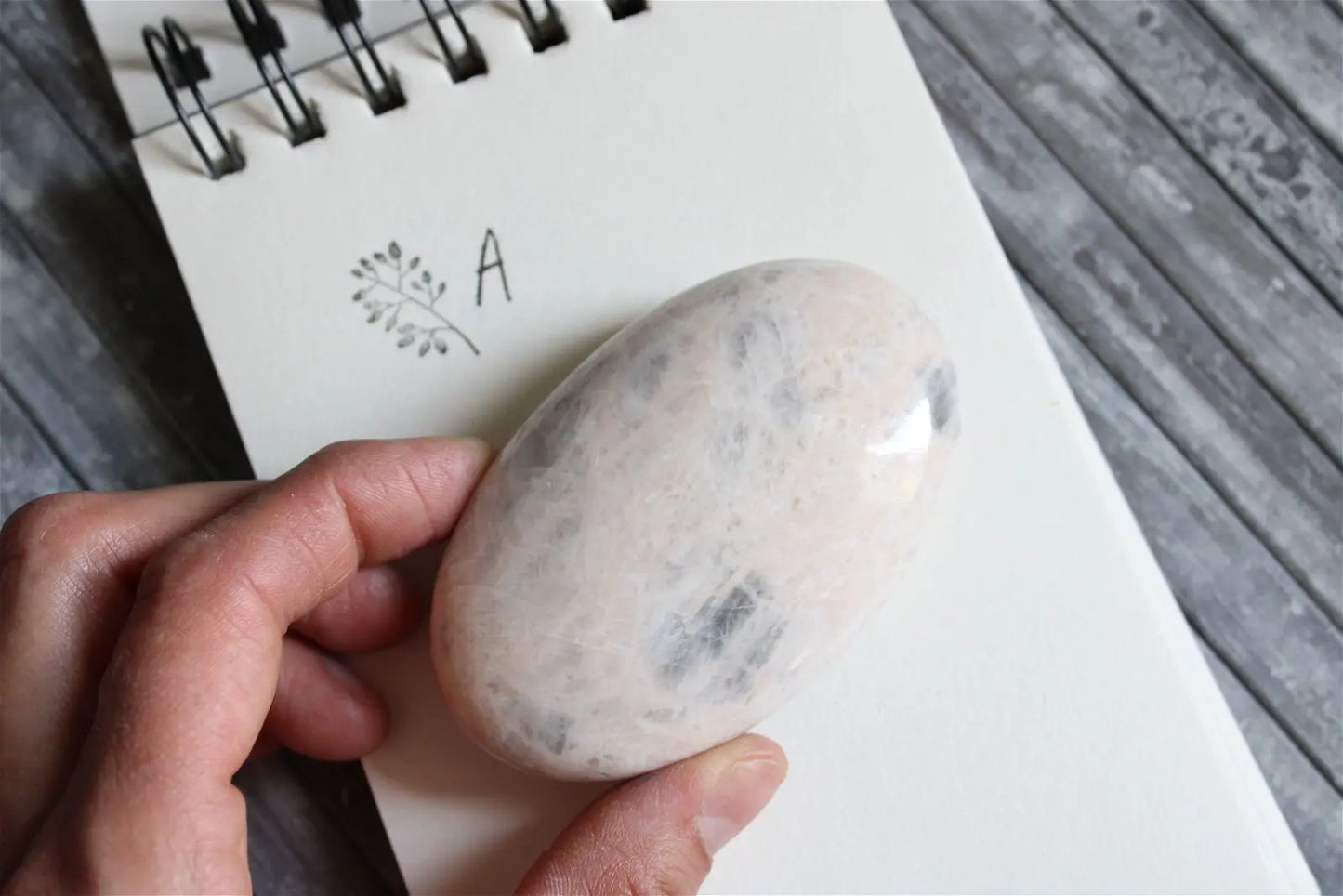 1 galet de "quartz lunaire" - feldspath - Aurore Lune