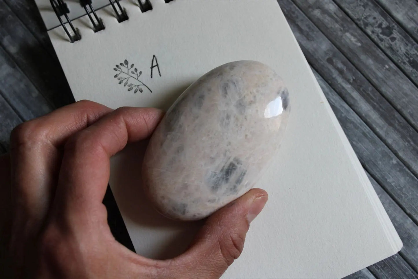1 galet de "quartz lunaire" - feldspath - Aurore Lune