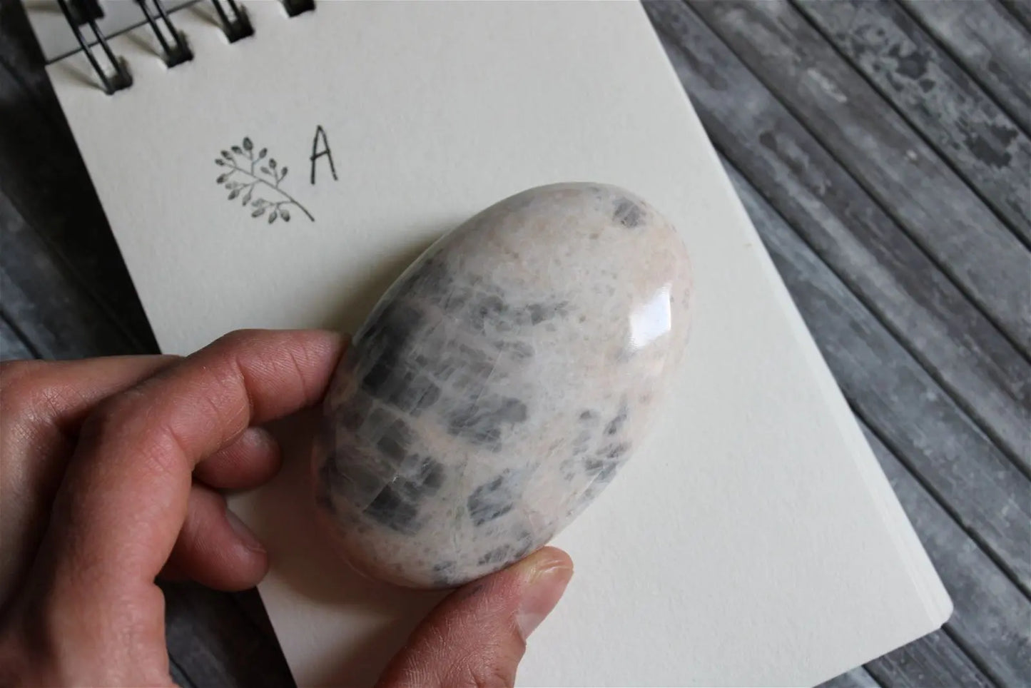 1 galet de "quartz lunaire" - feldspath - Aurore Lune