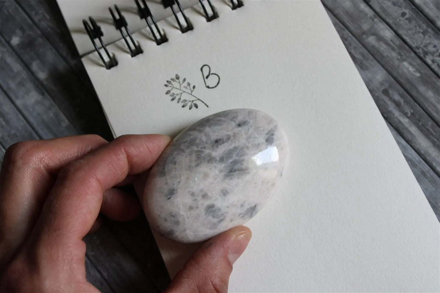 1 galet de "quartz lunaire" - feldspath - Aurore Lune