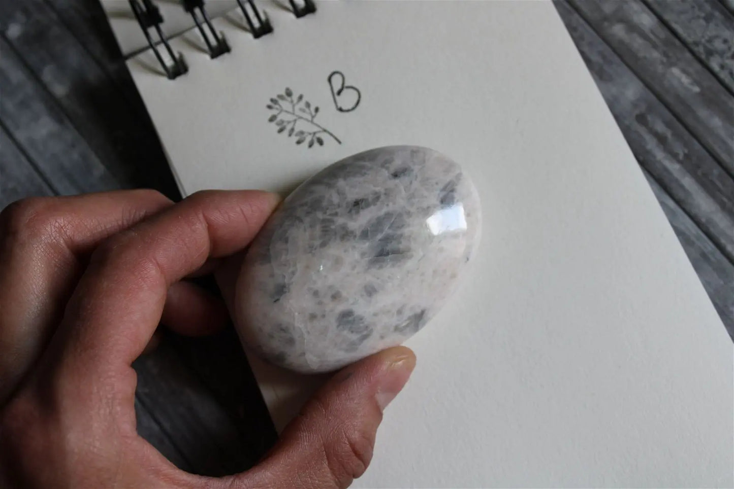 1 galet de "quartz lunaire" - feldspath - Aurore Lune
