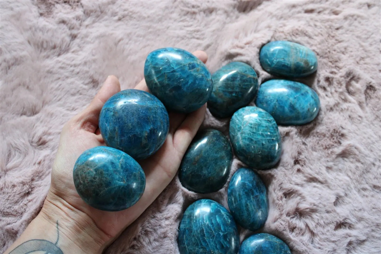 1 galet en apatite bleue Madagascar - Aurore Lune