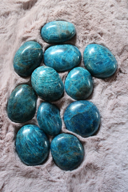 1 galet en apatite bleue Madagascar - Aurore Lune