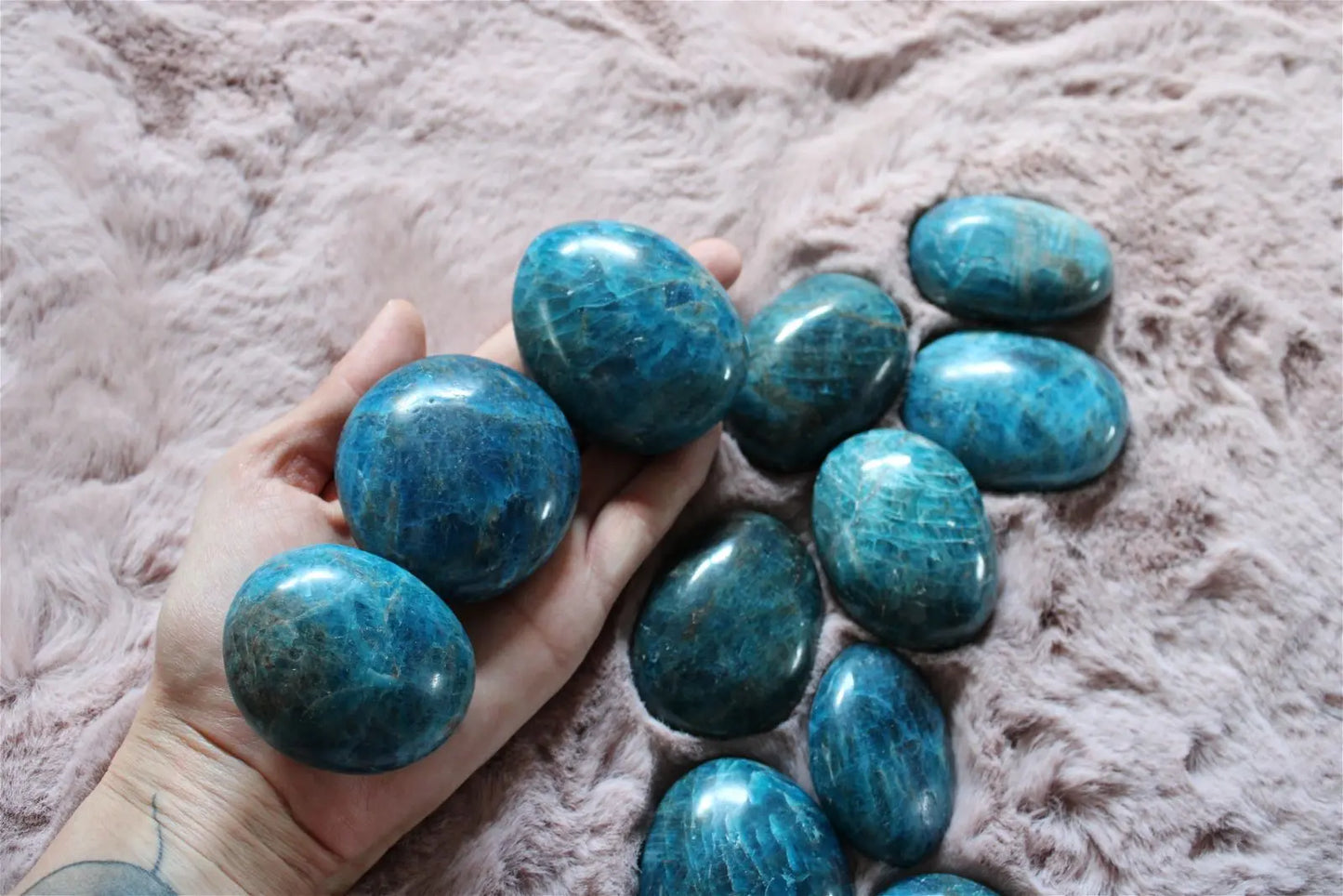 1 galet en apatite bleue Madagascar - Aurore Lune