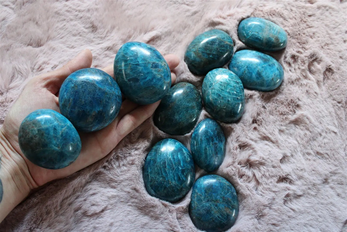 1 galet en apatite bleue Madagascar - Aurore Lune