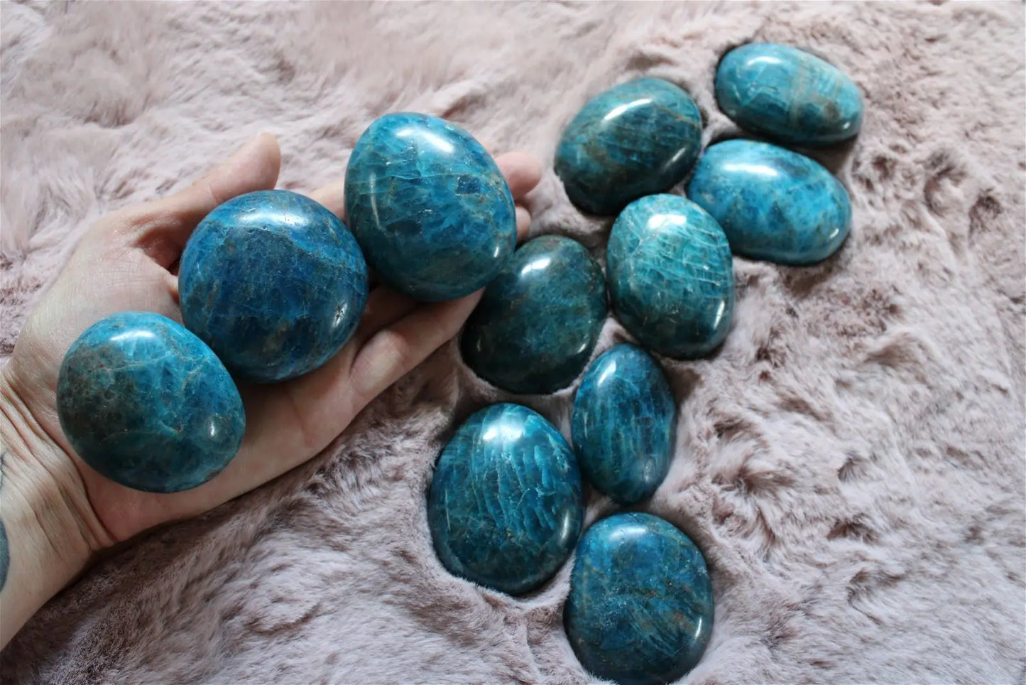 1 galet en apatite bleue Madagascar - Aurore Lune