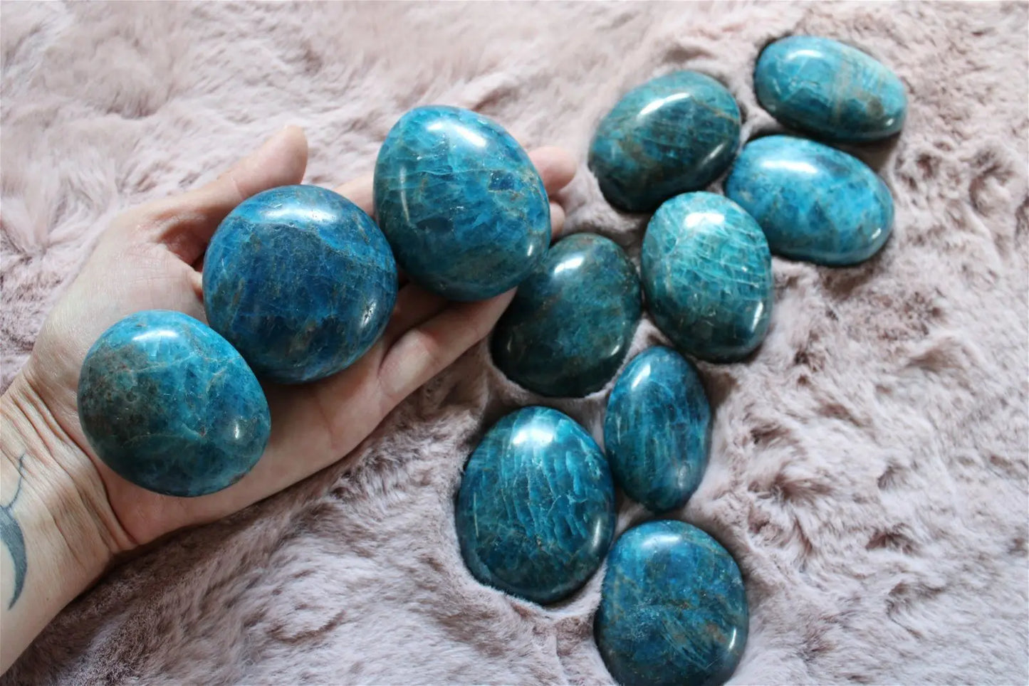 1 galet en apatite bleue Madagascar - Aurore Lune