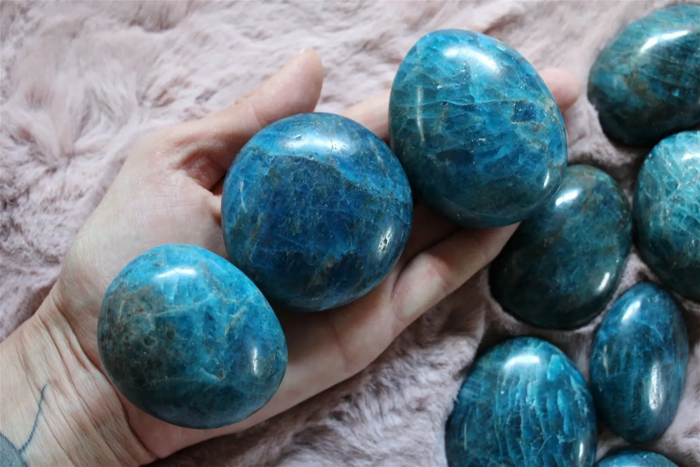 1 galet en apatite bleue Madagascar - Aurore Lune