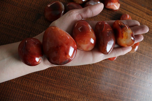 1 galet en cornaline - Aurore Lune