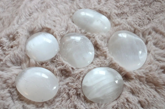 1 galet en sélénite - Aurore Lune