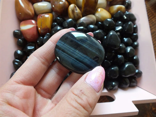 1 galet plat en oeil de faucon ou pierre d'Horus - Aurore Lune