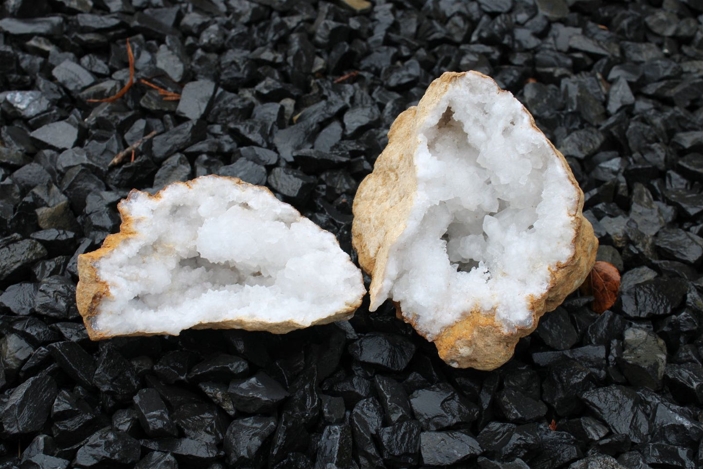 1 géode de cristal de roche complète 1.2 kilos 13 cm - Aurore Lune