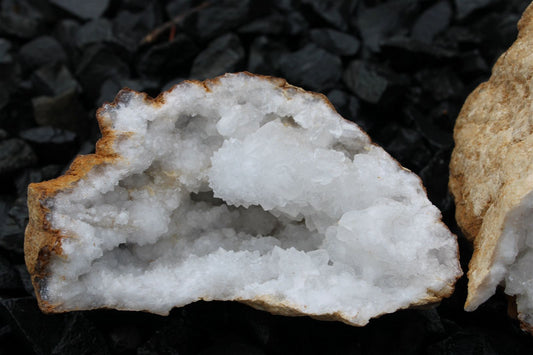 1 géode de cristal de roche complète 1.2 kilos 13 cm - Aurore Lune