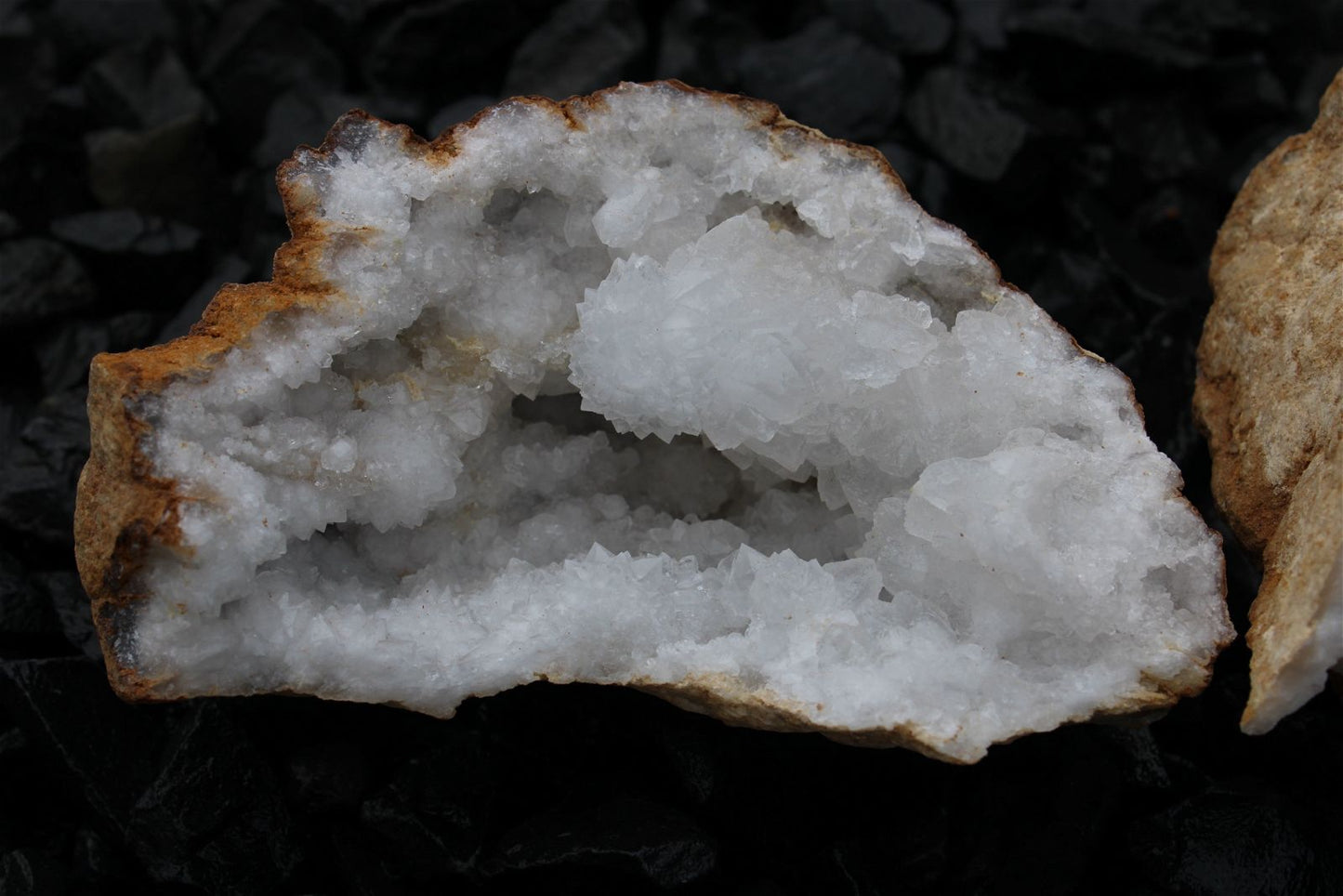 1 géode de cristal de roche complète 1.2 kilos 13 cm - Aurore Lune