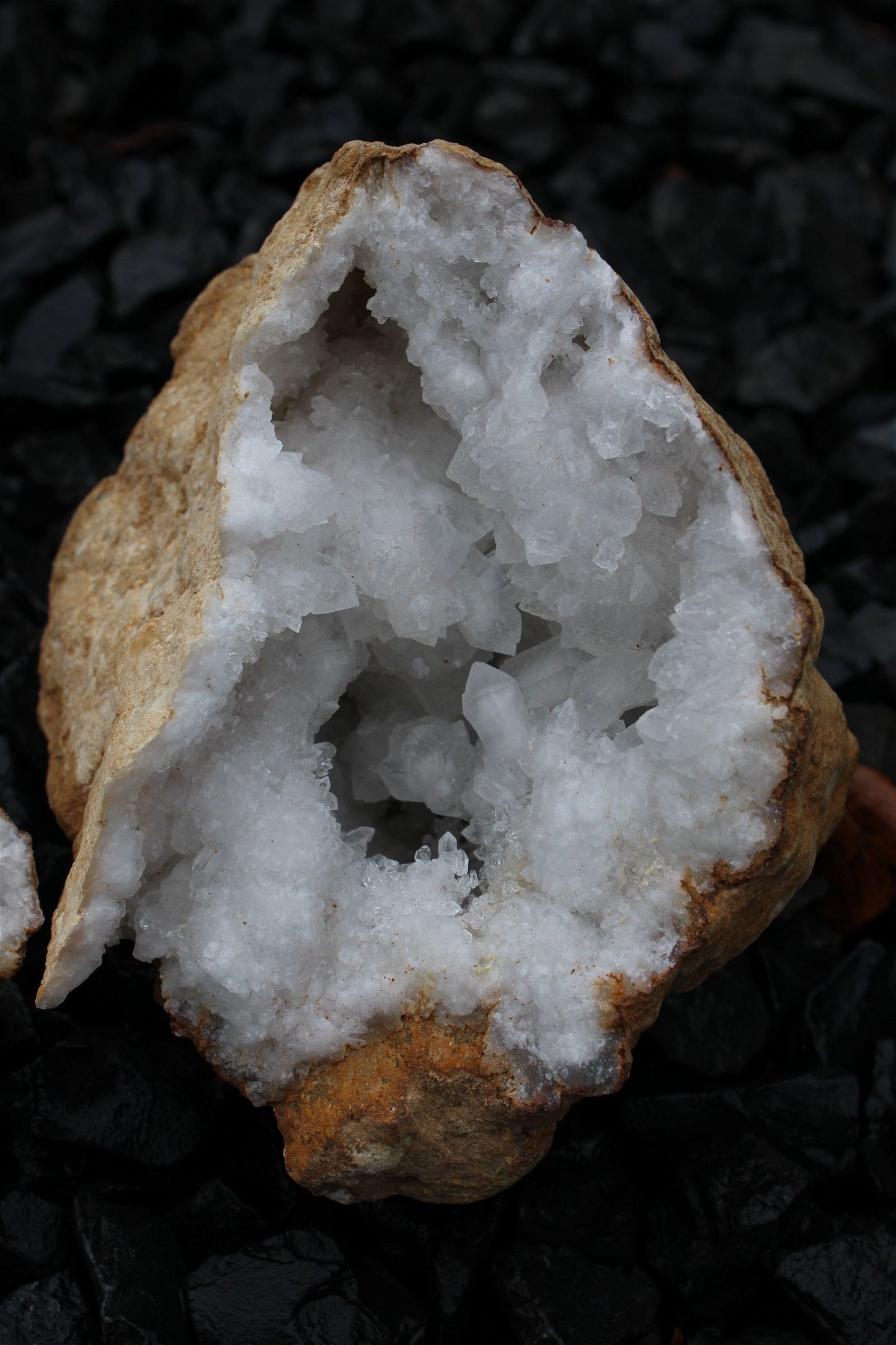 1 géode de cristal de roche complète 1.2 kilos 13 cm - Aurore Lune
