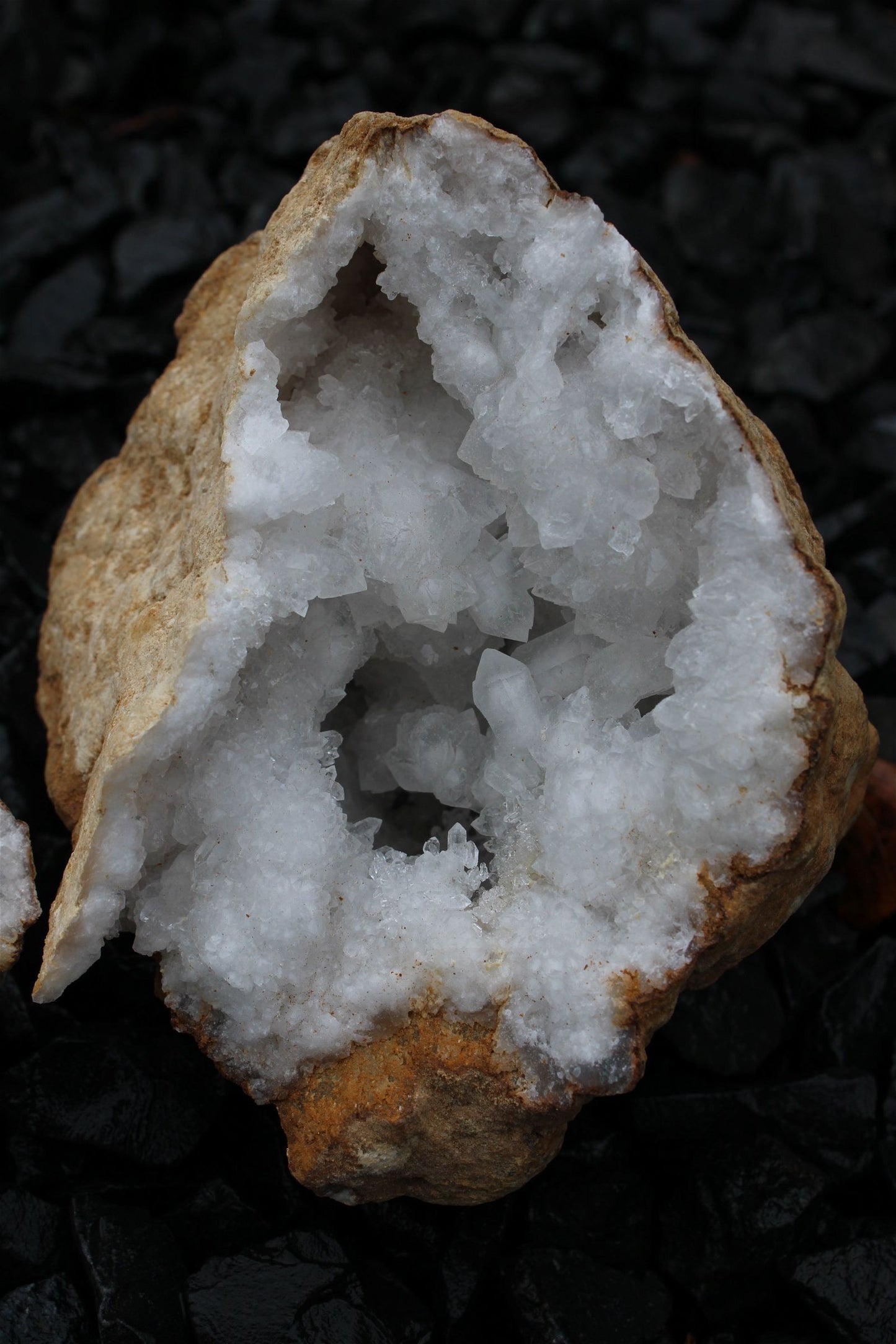 1 géode de cristal de roche complète 1.2 kilos 13 cm - Aurore Lune