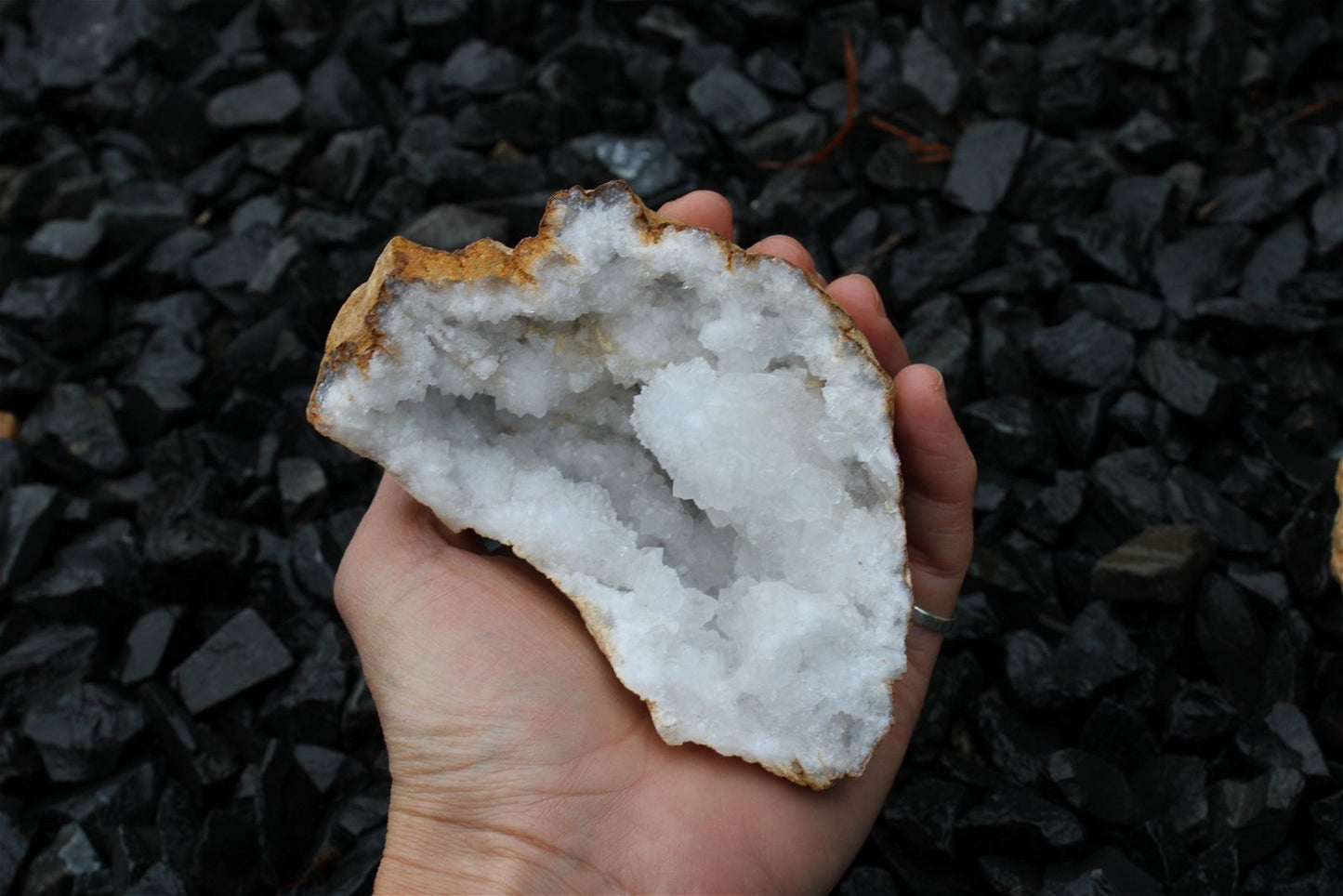1 géode de cristal de roche complète 1.2 kilos 13 cm - Aurore Lune