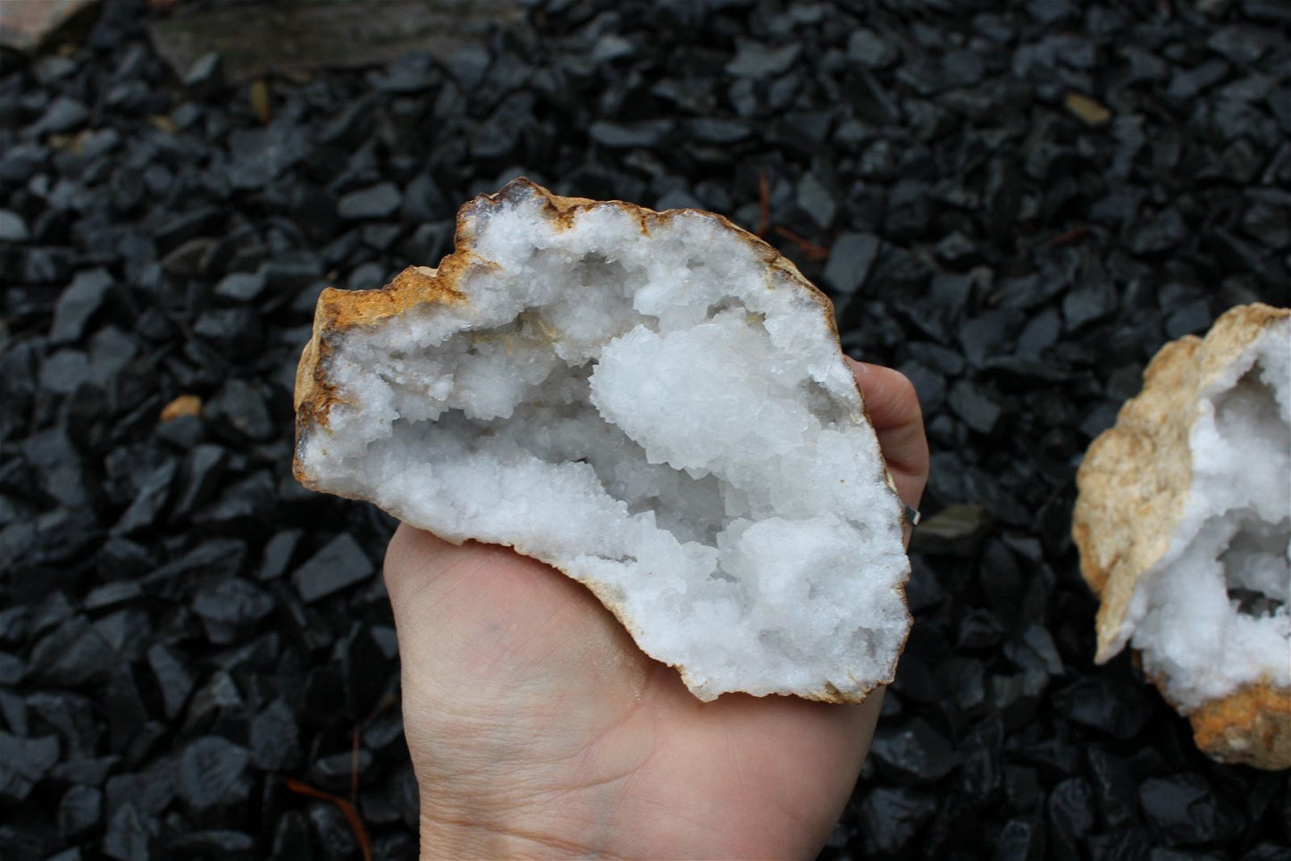1 géode de cristal de roche complète 1.2 kilos 13 cm - Aurore Lune