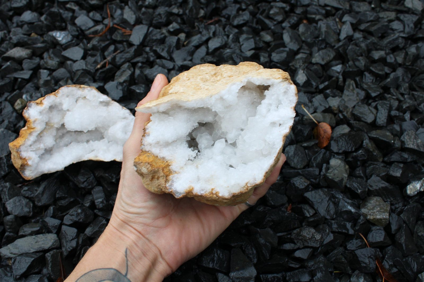 1 géode de cristal de roche complète 1.2 kilos 13 cm - Aurore Lune