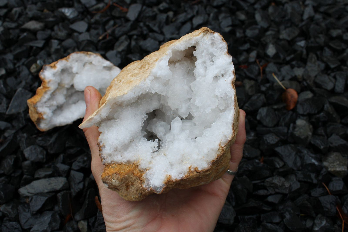 1 géode de cristal de roche complète 1.2 kilos 13 cm - Aurore Lune