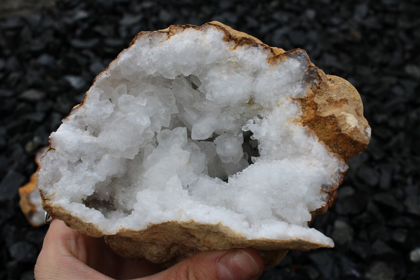 1 géode de cristal de roche complète 1.2 kilos 13 cm - Aurore Lune