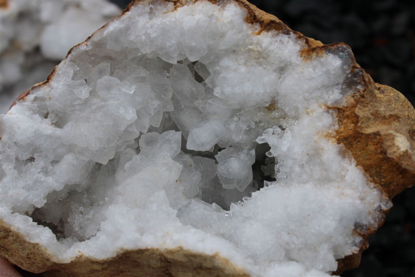 1 géode de cristal de roche complète 1.2 kilos 13 cm - Aurore Lune