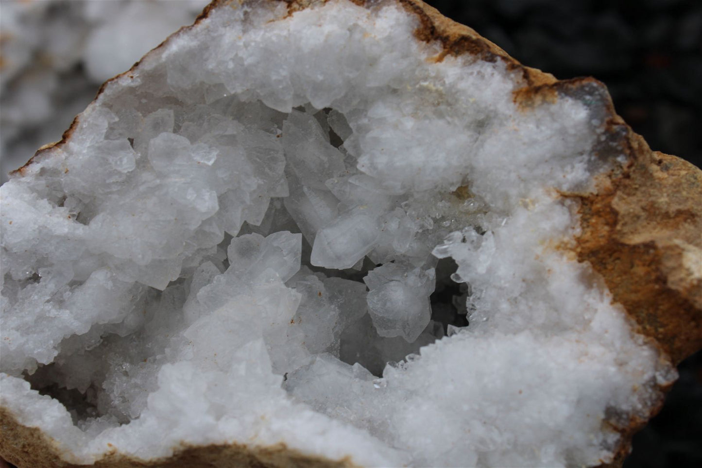1 géode de cristal de roche complète 1.2 kilos 13 cm - Aurore Lune