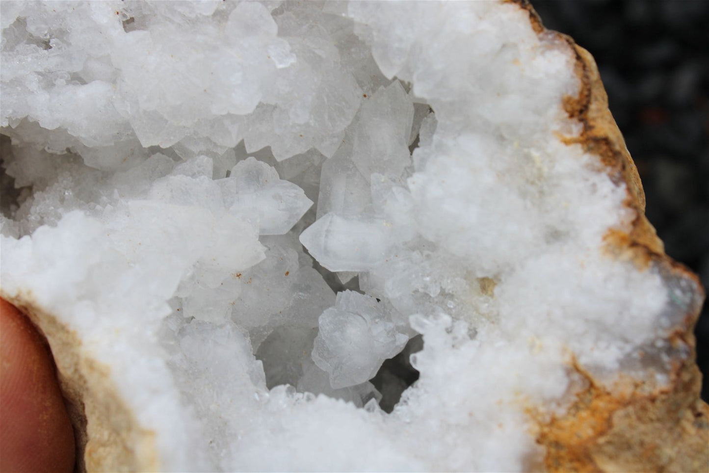 1 géode de cristal de roche complète 1.2 kilos 13 cm - Aurore Lune