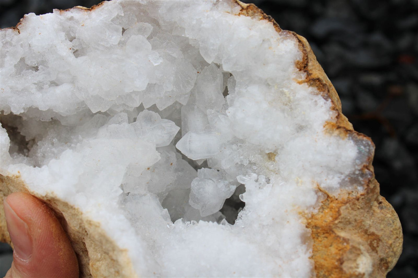 1 géode de cristal de roche complète 1.2 kilos 13 cm - Aurore Lune
