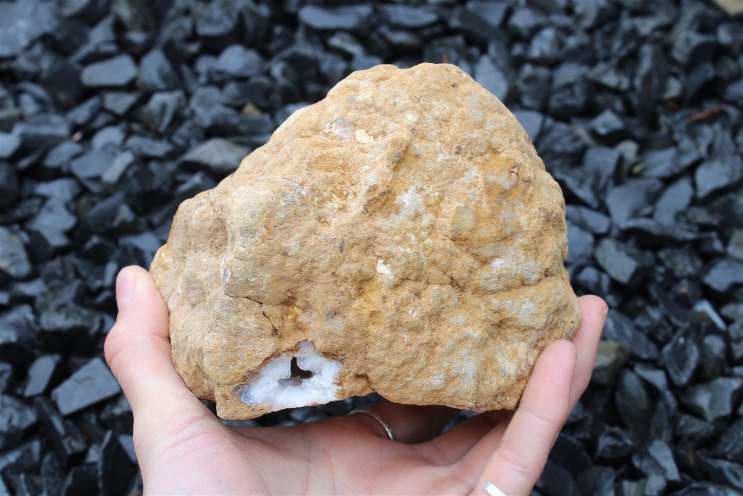 1 géode de cristal de roche complète 1.2 kilos 13 cm - Aurore Lune