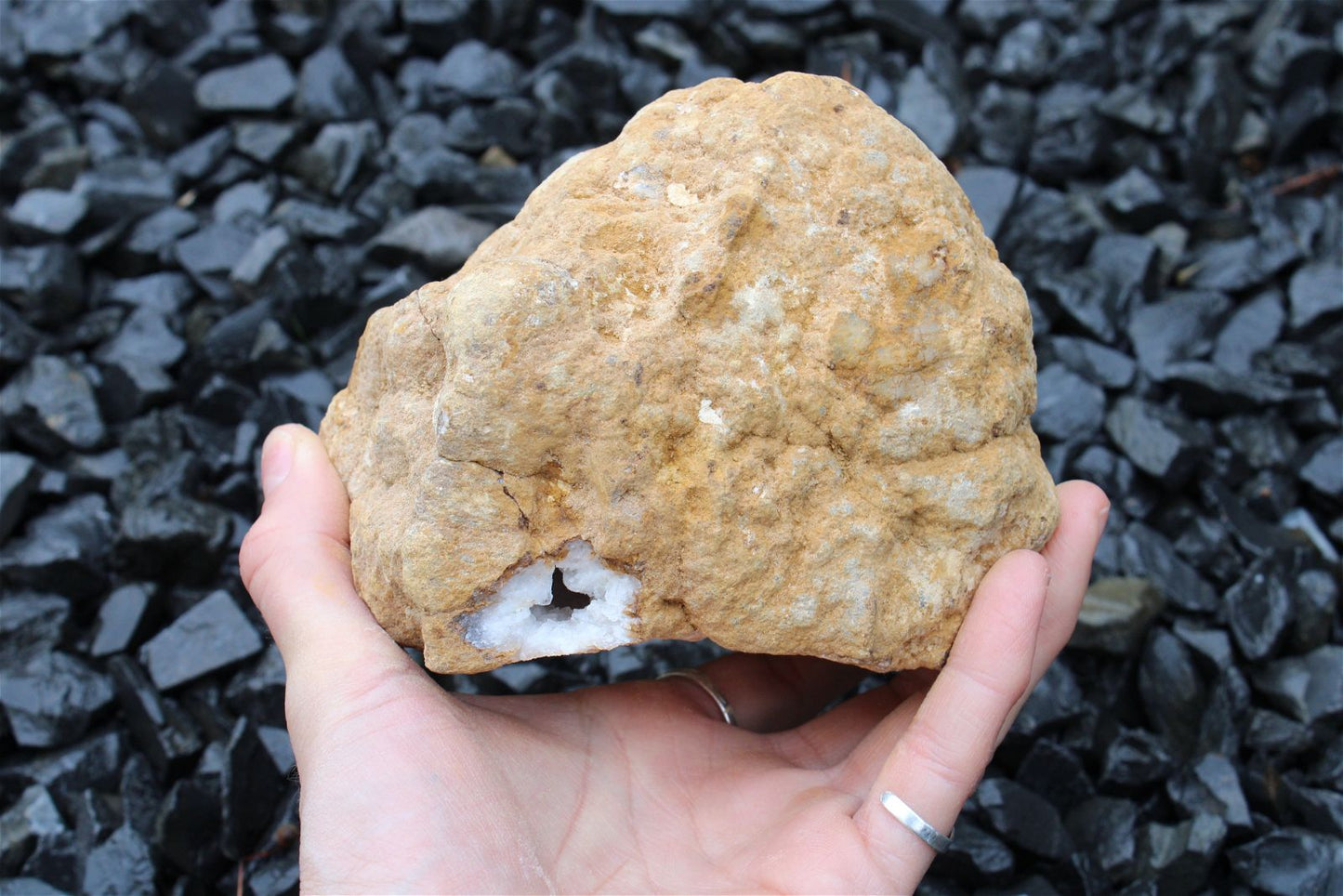 1 géode de cristal de roche complète 1.2 kilos 13 cm - Aurore Lune