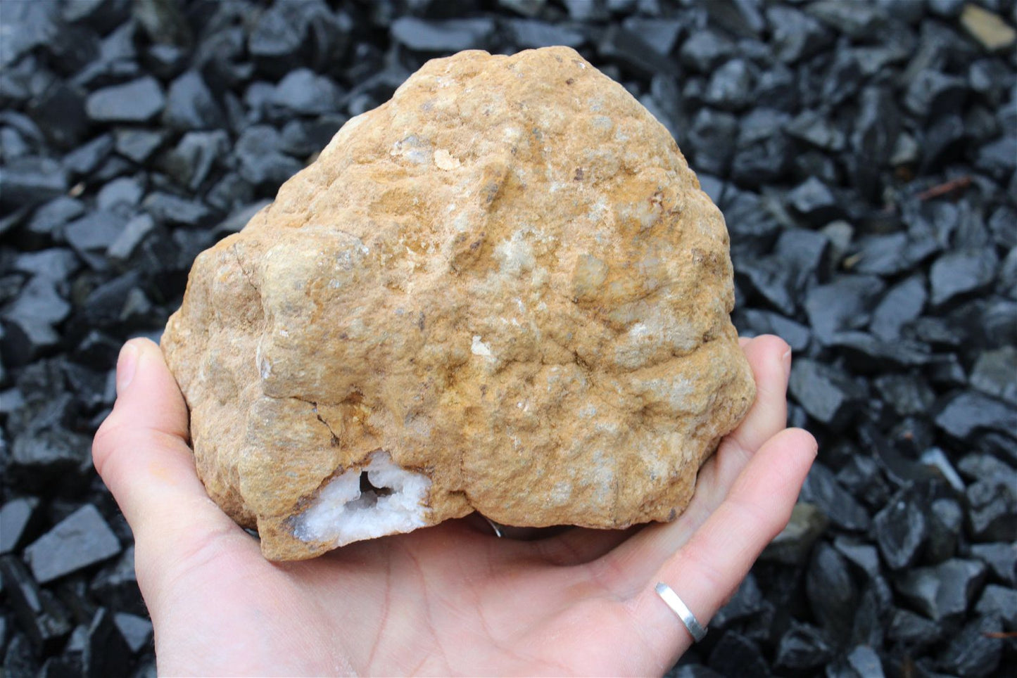1 géode de cristal de roche complète 1.2 kilos 13 cm - Aurore Lune