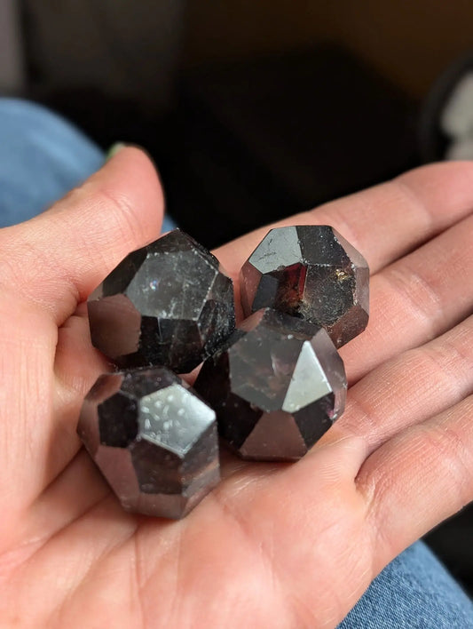 1 grenat à facettes 26 - 28 grammes environ - Aurore Lune