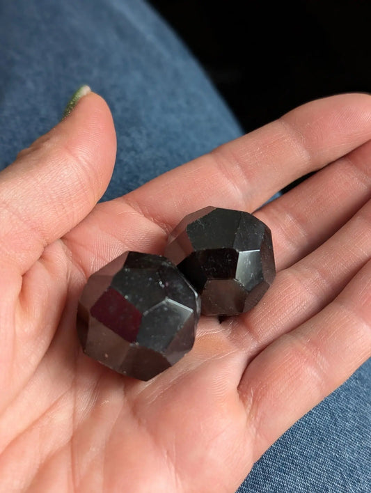 1 grenat à facettes 31 - 32 grammes environ - Aurore Lune