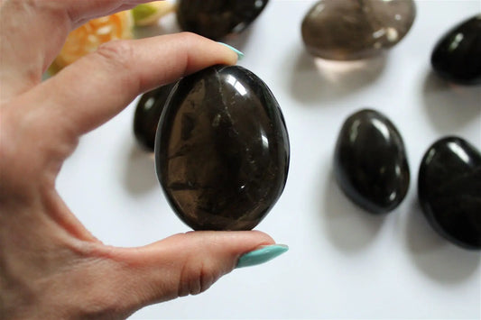 1 gros galet en quartz fumé ou enfumé - Aurore Lune