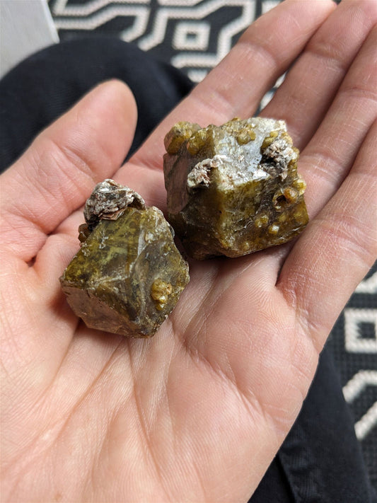 1 gros grenat grossulaire vert brut - Aurore Lune