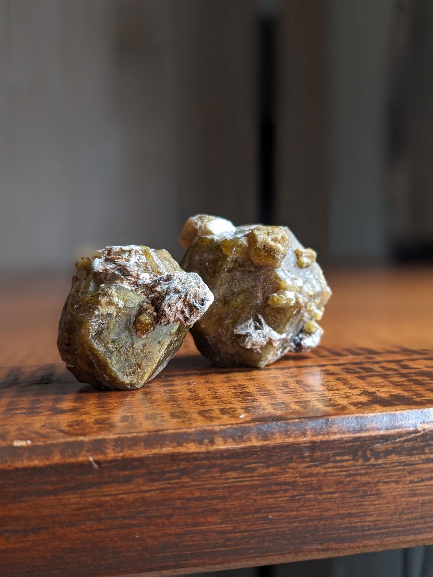 1 gros grenat grossulaire vert brut - Aurore Lune