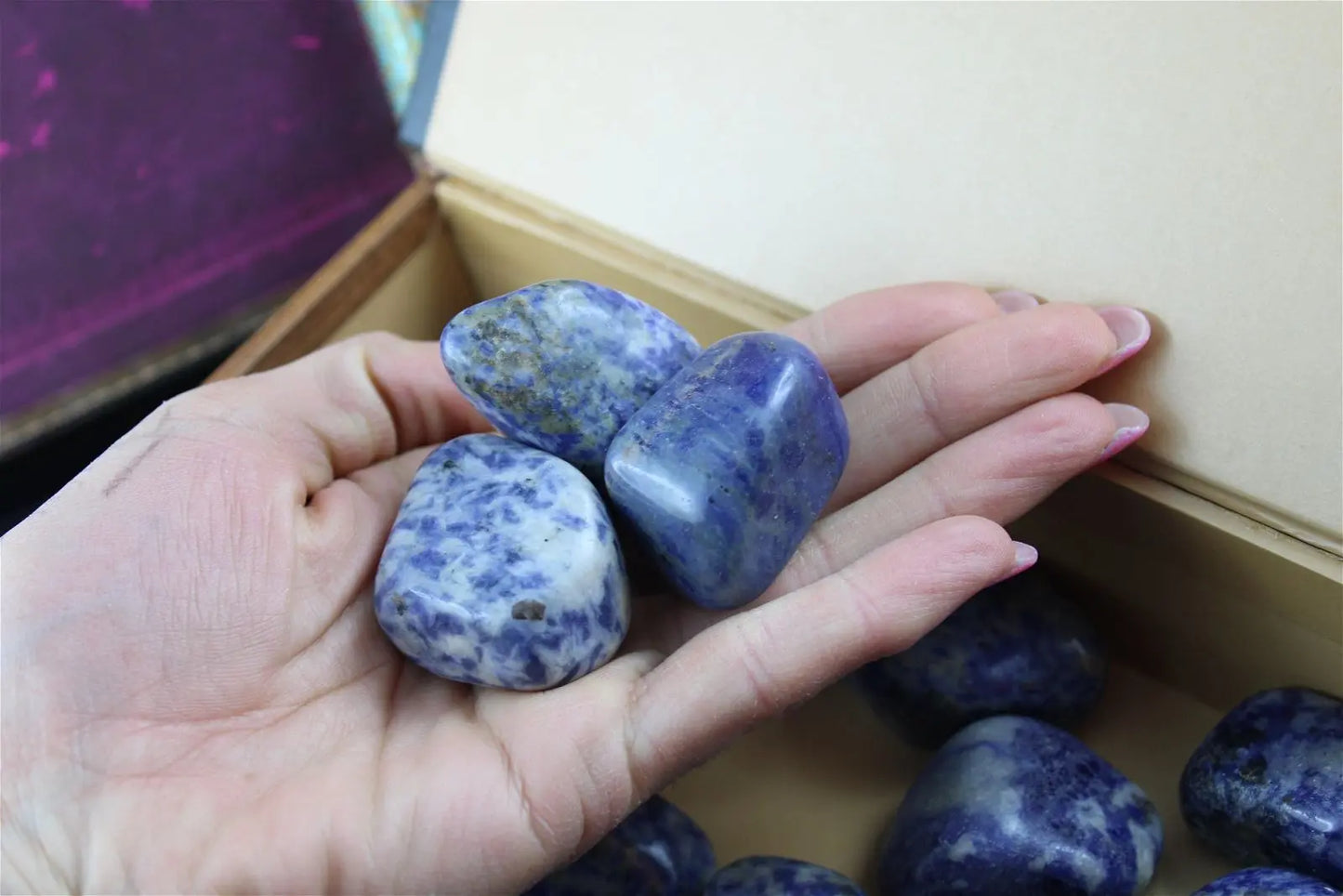 1 grosse pierre roulée sodalite - Aurore Lune