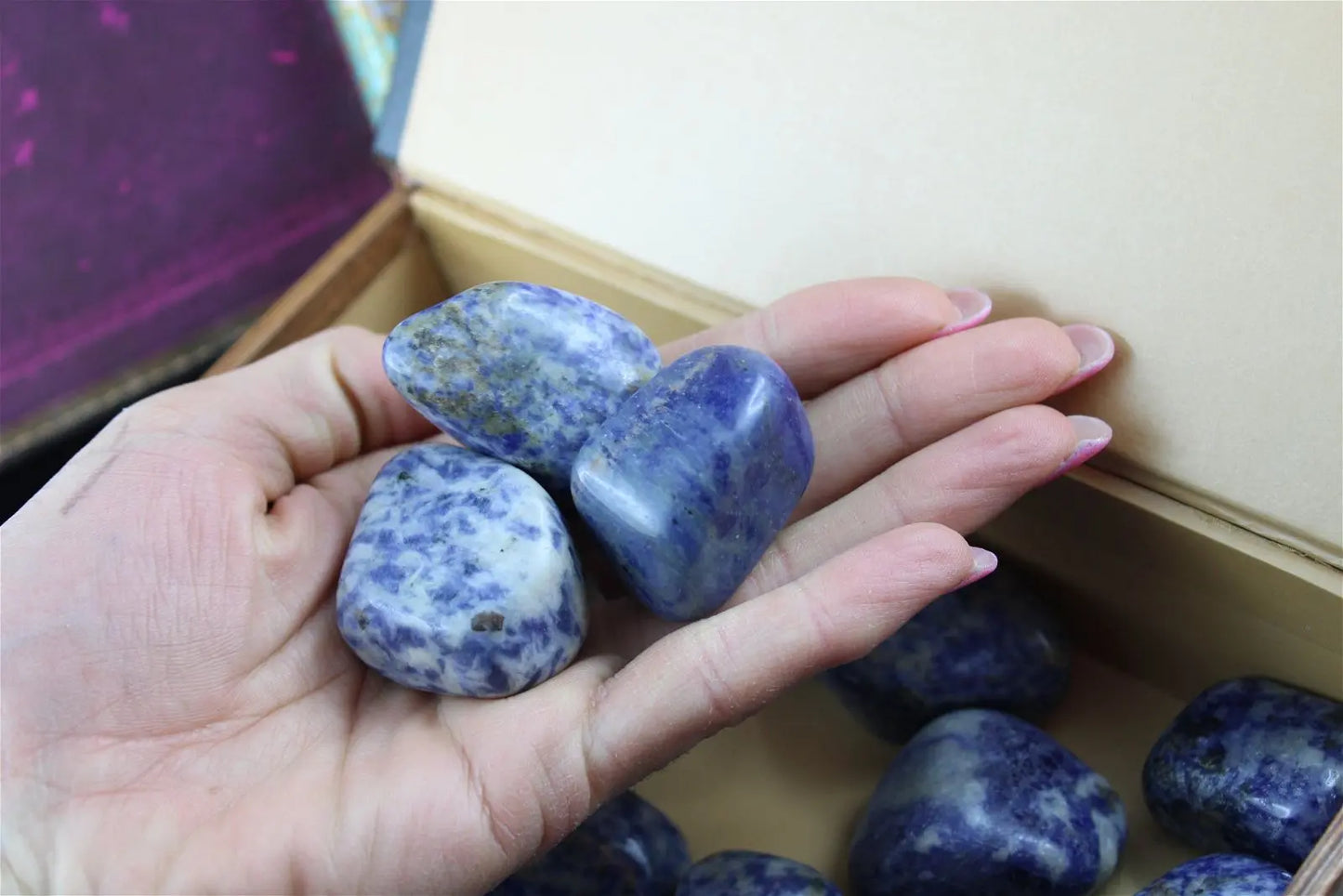 1 grosse pierre roulée sodalite - Aurore Lune