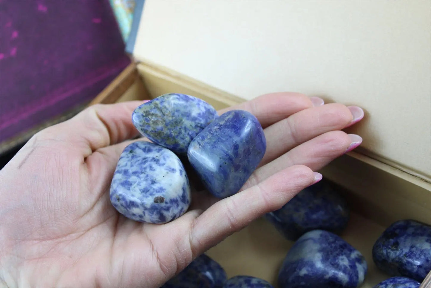 1 grosse pierre roulée sodalite - Aurore Lune