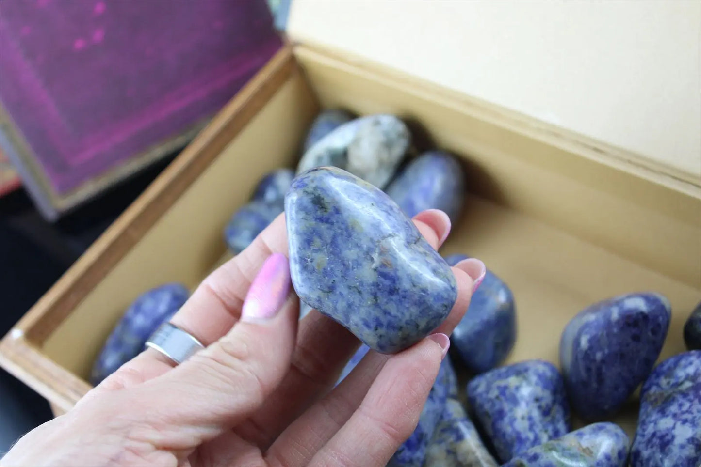 1 grosse pierre roulée sodalite - Aurore Lune