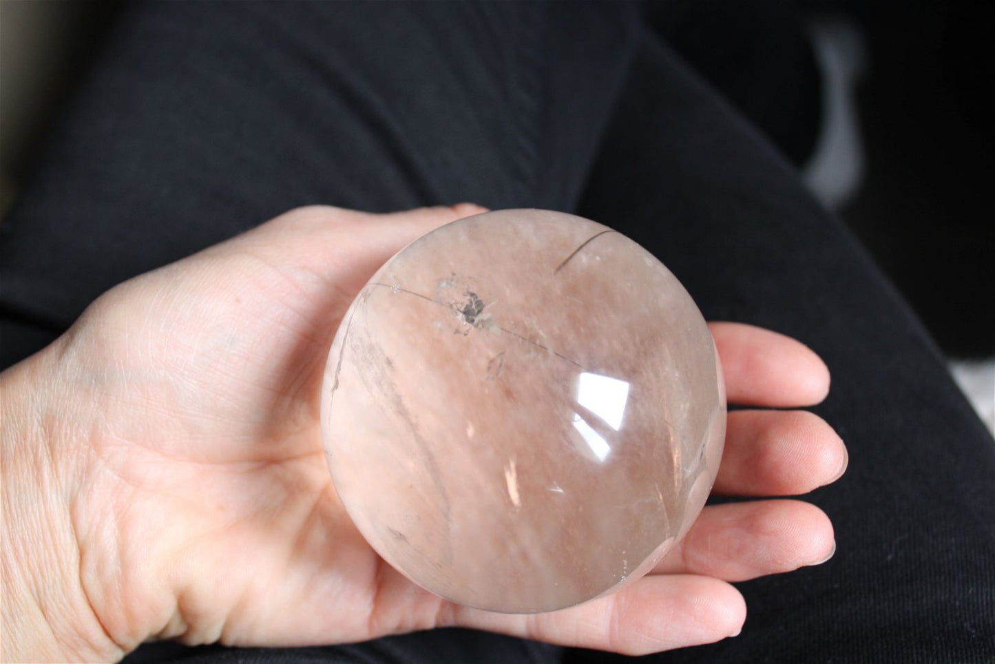 1 grosse sphère cristal de roche tourmaliné +7 cm - Aurore Lune