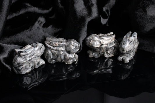 1 lièvre lapin en larvikite - Aurore Lune