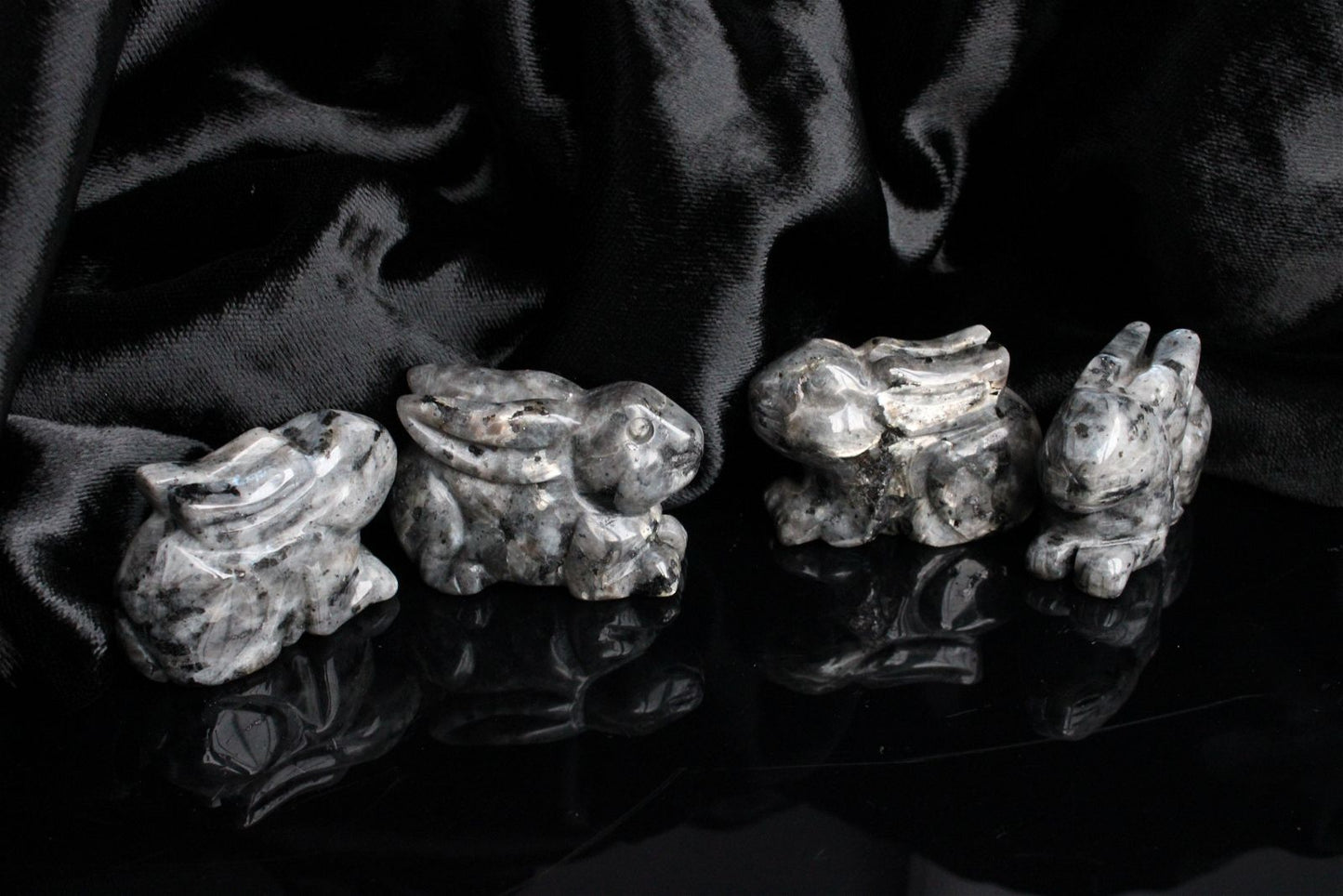 1 lièvre lapin en larvikite - Aurore Lune