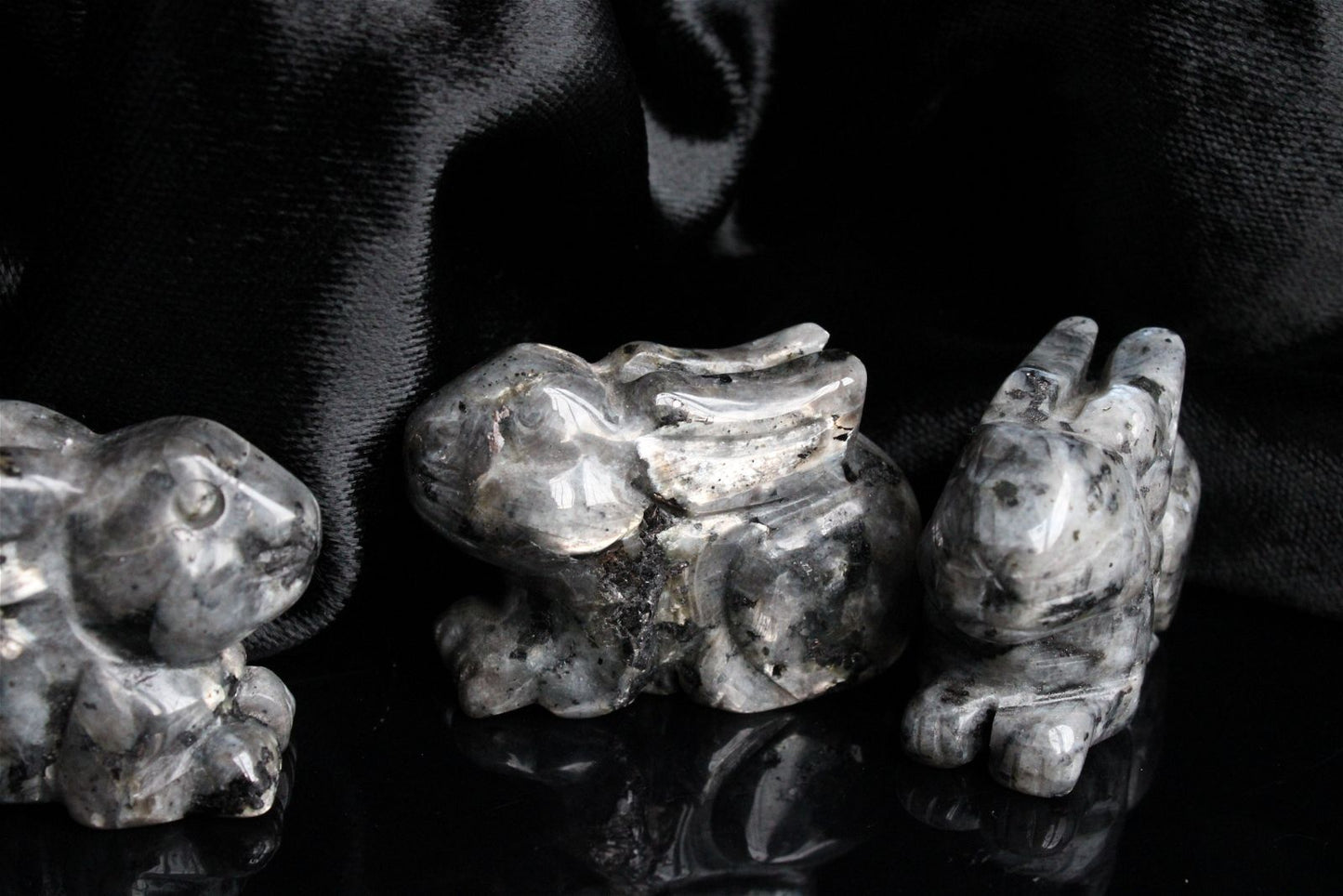 1 lièvre lapin en larvikite - Aurore Lune