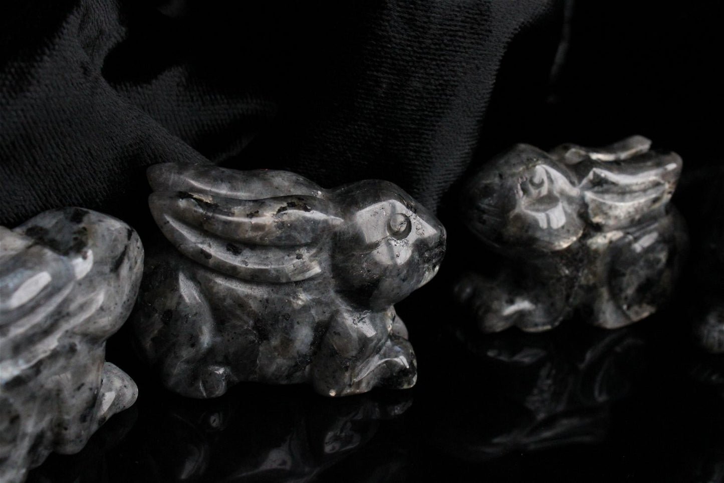 1 lièvre lapin en larvikite - Aurore Lune