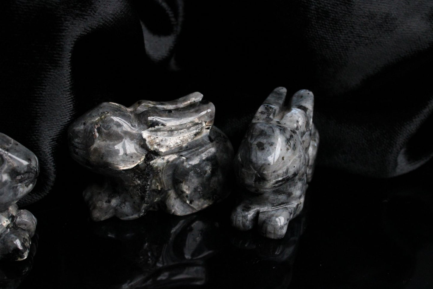 1 lièvre lapin en larvikite - Aurore Lune