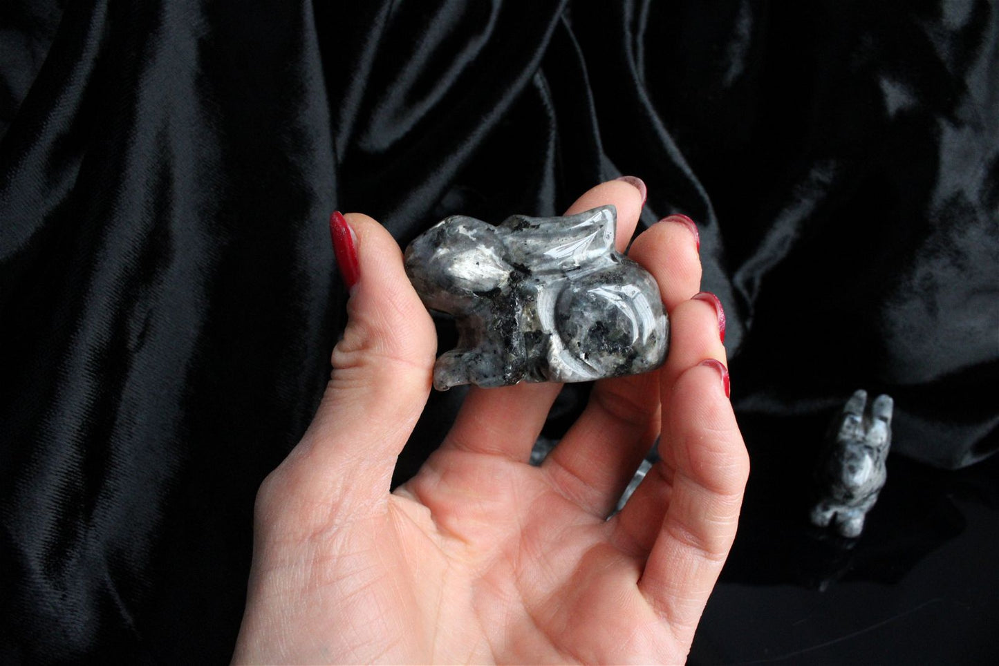 1 lièvre lapin en larvikite - Aurore Lune
