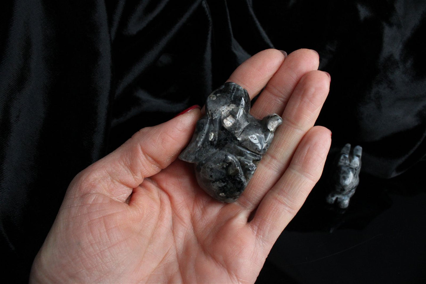 1 lièvre lapin en larvikite - Aurore Lune