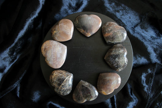 1 petit coeur en pierre de lune noire ou beige - Aurore Lune